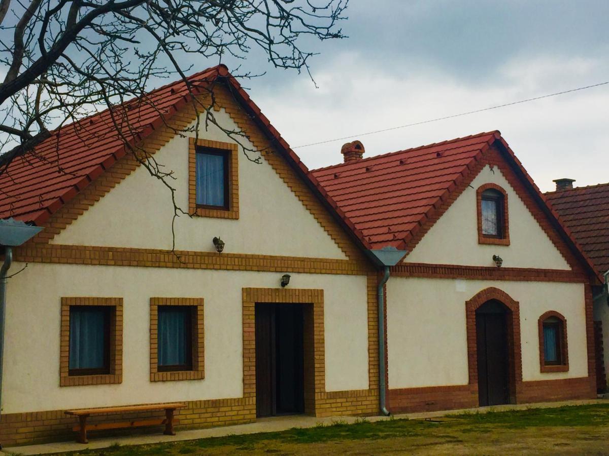 Takacs Pince Apartman Hajos المظهر الخارجي الصورة